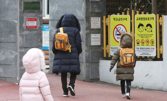 图为1月28日上午在首尔某小学附属幼儿园，孩子们正陆续到校上学。【照片来源：NEWS1】