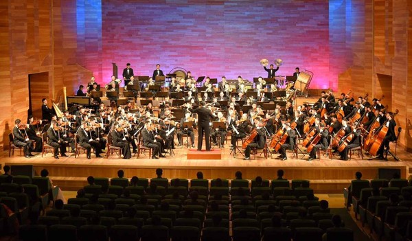 朝鲜《劳动新闻》2月17日报道了国立交响乐团在前一天光明星节举行音乐会的消息。【照片来源：劳动新闻=韩联社】