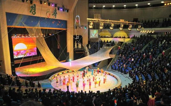朝鲜《劳动新闻》2月17日报道了“平壤杂技剧院举行综合杂技演出，在节日里为劳动者送上欢乐与浪漫”的消息。【照片来源：劳动新闻=韩联社】