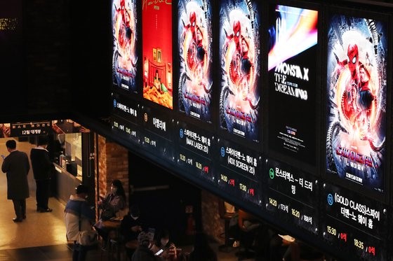 本月21日《蜘蛛侠:英雄无归》上映第一周观众人数突破300万大关，首尔某电影院电子屏幕上显示《蜘蛛侠:英雄无归》的宣传海报。【韩联社】