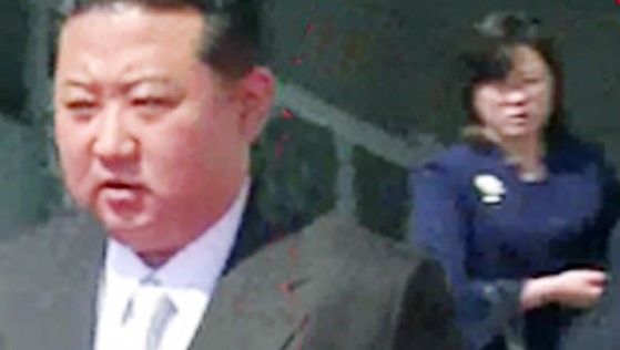 近日朝鲜国务委员长金正恩公开出席活动时在其身侧负责礼宾工作的新面孔。【照片来源：朝鲜中央电视台=韩联社】