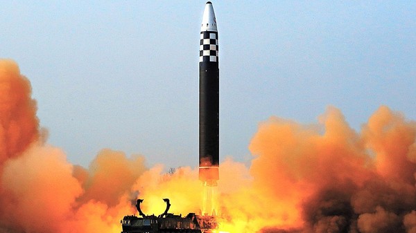 朝鲜《劳动新闻》25日表示，24日发射的导弹是新型洲际弹道导弹“火星-17型”。报道称，国务委员长金正恩(劳动党总书记)参观了现场并亲自下达了发射命令，指导了发射全过程。 【照片来源：劳动新闻=NEWS1】