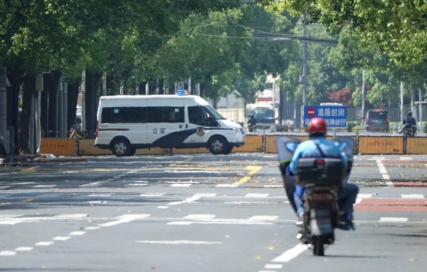 因新型冠状病毒肺炎(COVID-19)疫情扩散而封锁48天的中国上海市长宁区和闵行区的道路上设置了禁止车辆和人员来往的障碍物。目前，上海的主要干线公路上每隔数百米就部署公安，强力控制未经许可的人和车辆移动。【照片来源：韩联社】