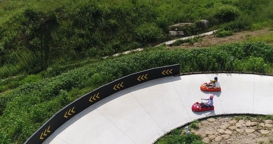 凤凰城平昌人气Luge滑板车，在蜿蜒曲折的1.4公里长的斜坡上疾驰而下。 【照片来源：凤凰城酒店】