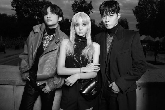 图为出席法国奢侈时尚品牌CELINE2023春夏男装时装秀的韩国明星。左起为V(防弹少年团)、Lisa（BLACKPINK）、朴宝剑。【照片来源：CELINE】