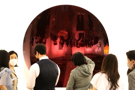 图为今年5月在釜山BEXCO会展中心举行的第11届釜山艺术博览会场全景。【照片来源：NEWSIS】