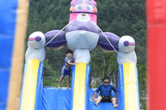 7月29日至8月15日将举行五台川戏水庆典，期间可以享受水滑梯、水陆两用车等多种体验。【照片来源：平昌郡】