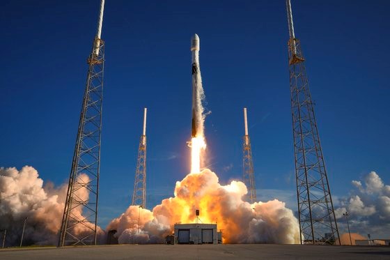 韩国时间5日上午8时8分(当地时间4日晚7时8分)，“达努里(Danuri)”号(又译为“赏月号”)在美国佛罗里达州卡纳维拉尔角航天军基地发射场发射升空。【照片来源：SpaceX】