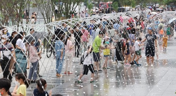 8月7日下午，在时隔1年零9个月再次开放的光化门广场上，市民们正在愉快玩耍。【照片来源：韩联社】