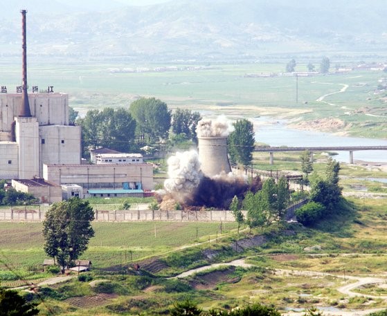 图为朝鲜2008年6月为表明无核化决心炸毁了宁边核反应堆的冷却塔。【照片来源：韩联社】