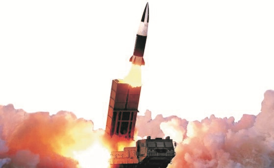 图为从移动式发射台发射战术诱导导弹。【照片来源：朝鲜中央电视台，韩联社】