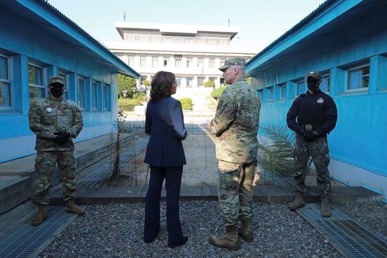 美国副总统哈里斯29日访问京畿道坡州市板门店共同警备区域后表示，“战争的威胁依然存在”，“美国和韩国已为应对任何紧急情况做好准备”。【照片来源：共同摄影记者团】