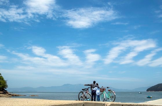 位于仁川瓮津郡的信岛、矢岛、茅岛都是由桥相连，适合骑自行车游览。【摄影：金成龙 记者】