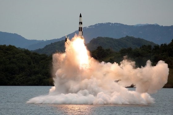 图为是朝鲜首次公开的水库潜射弹道导弹(SLBM)发射情景，由朝鲜在9月25日上午6时53分左右从平安北道太川郡一带水库向东海方向发射。【照片来源：劳动新闻=NEWS1】