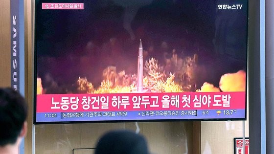 图为朝鲜10月9日凌晨向东海上空发射两枚短程弹道导弹(SRBM)的当天，市民正在首尔站候车大厅观看相关新闻。【照片来源：韩联社】