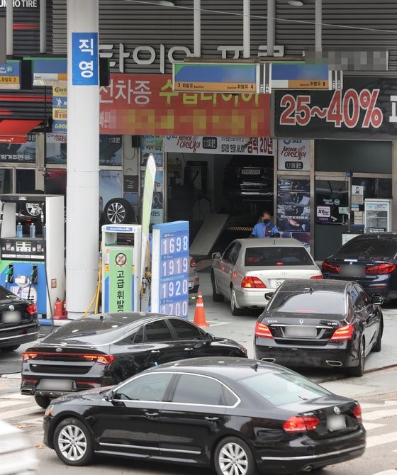 图为同一天在首尔市内某加油站排队的车辆。【照片来源：韩联社】
