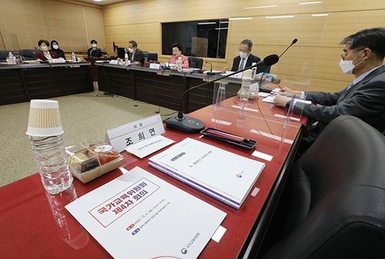 图为12月6日举行的第4次国家教育委员会议上，首尔市教育总监曺喜昖的位置空着。【照片来源：NEWSIS】